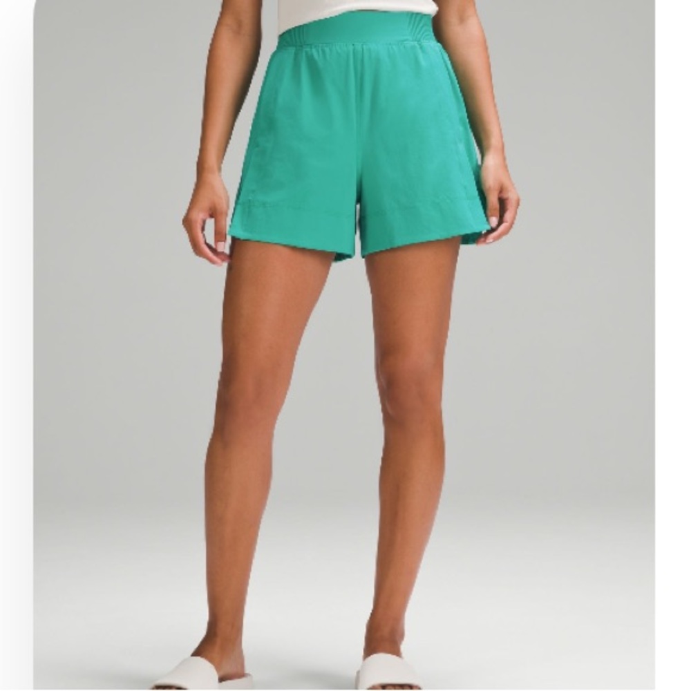 Lululemon Women’s Stretch Woven High-Rise 4 inch Shorts in Kelly Green, Small